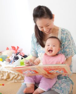 赤ちゃんに読み聞かせする女性